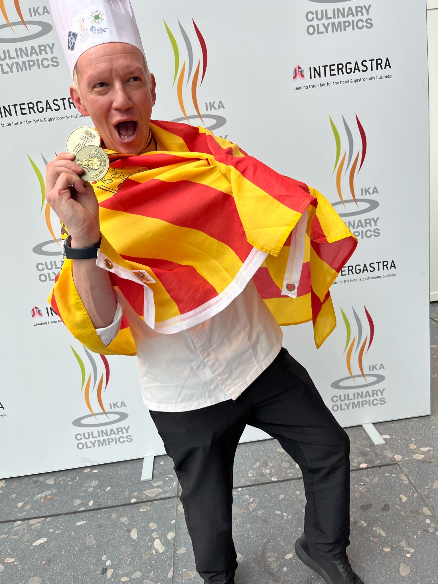Toño Rodríguez celebra sus dos medallas de bronce como capitán de la selección nacional en las Olimpiadas culinarias de Stuttgart