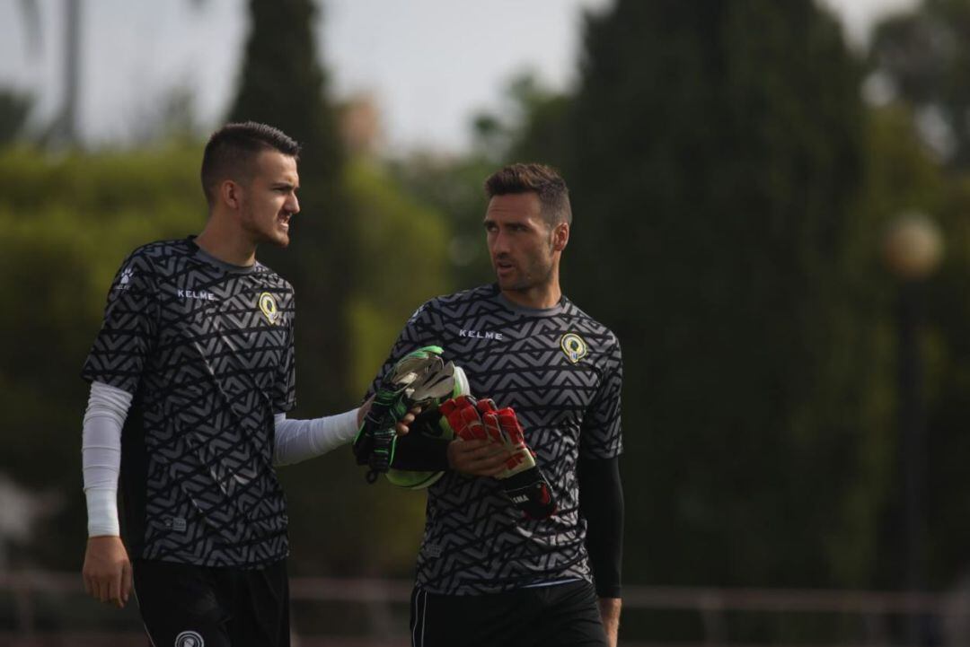 Ismael Falcón, portero del Hércules CF, junto a Ferrrán Ferri