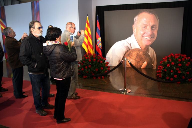 Aficionats fotografiant la imatge de Johan Cruyff en l&#039;acte d&#039;homenatge al Camp Nou, el 26 de març del 2016. Pla General. (Horitzontal).