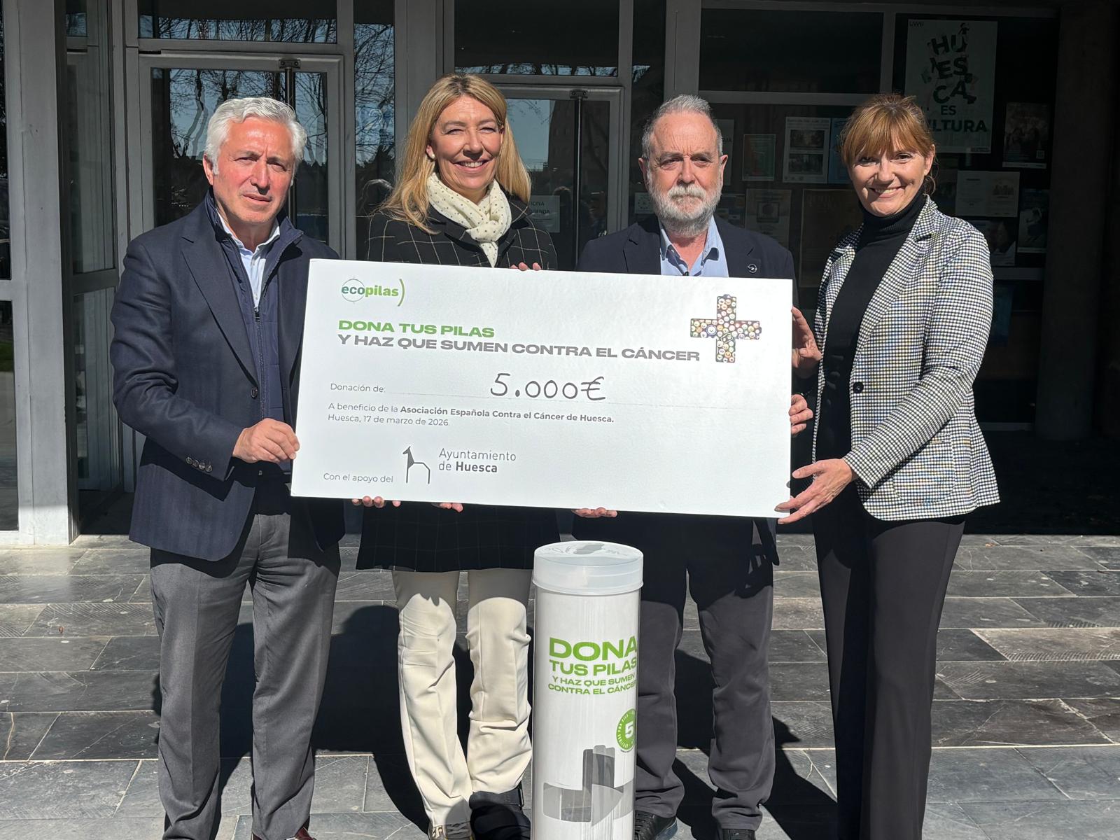 Donación del cheque de 5.000 euros, de la Fundación Ecopilas a la AECC Huesca