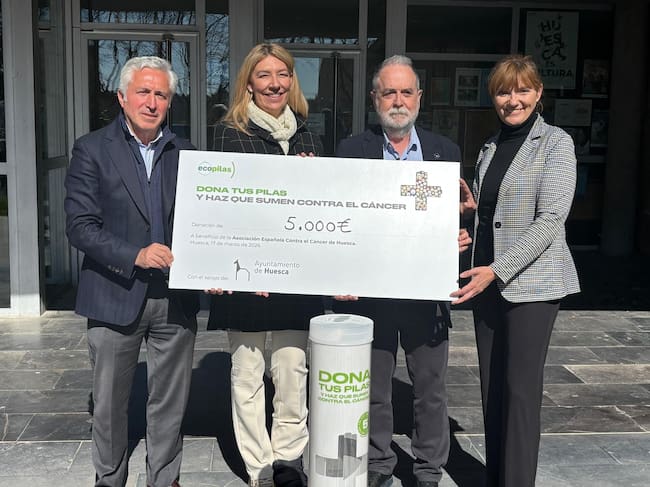 Donación del cheque de 5.000 euros, de la Fundación Ecopilas a la AECC Huesca