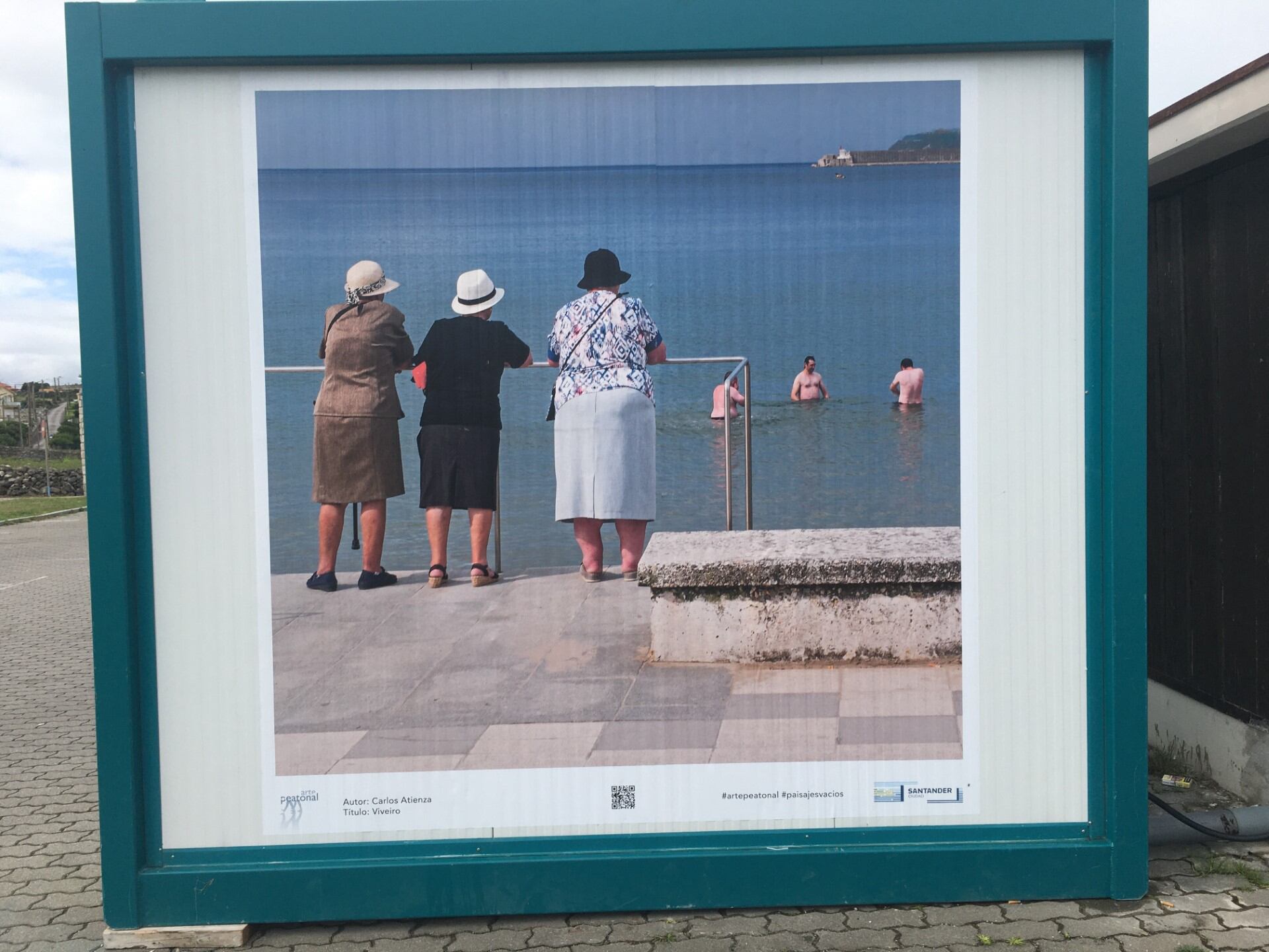 Varios artistas decoran contenedores metálicos en las playas de Santander