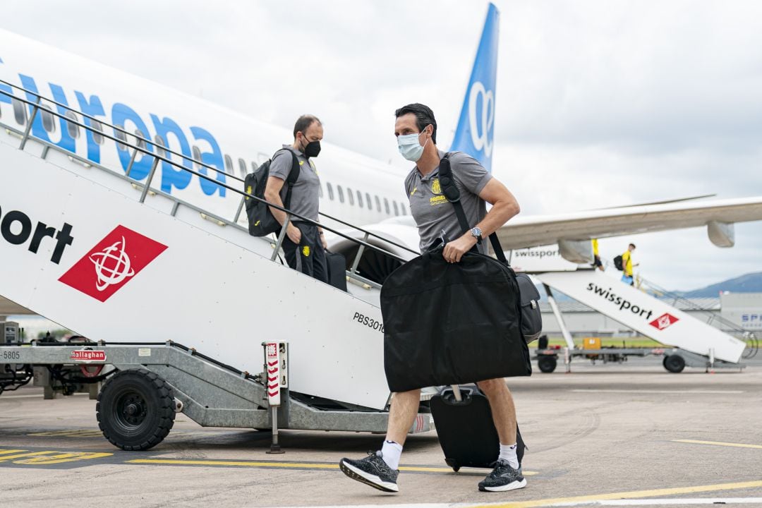 Unai Emery a su llegada al aeropuerto de Belfast