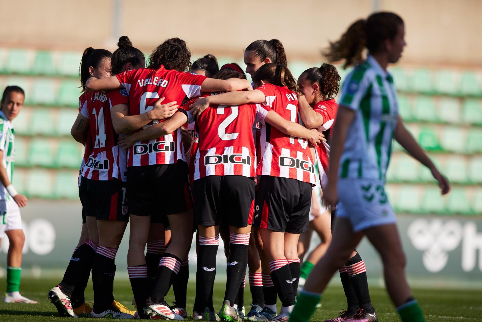 Las jugadoras del Athletic Club celebran uno de los cuatro goles que marcaron ante el Real Betis