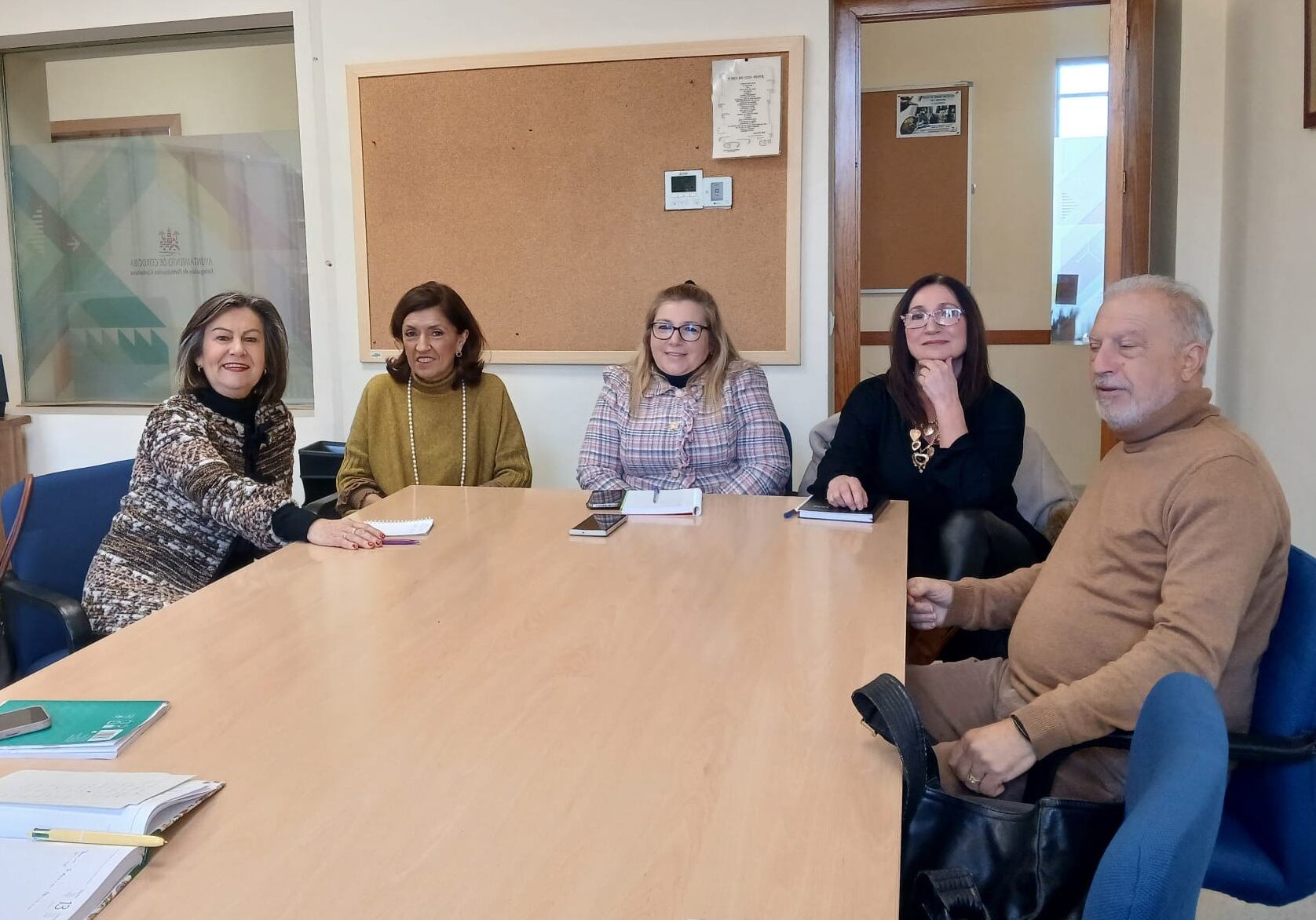 La delegada de Sanidad, María Jesús Botella, se reúne con la directiva de la Federación de Asociaciones de Vecinos Al Zahara