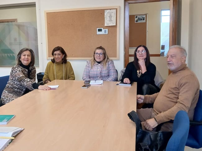 La delegada de Sanidad, María Jesús Botella, se reúne con la directiva de la Federación de Asociaciones de Vecinos Al Zahara