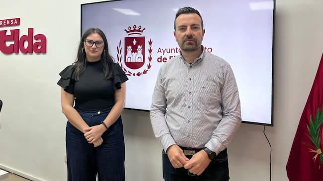 María Gisbert, concejala de Educación de Elda; junto a Fernando Gómez, portavoz del PSOE de Elda