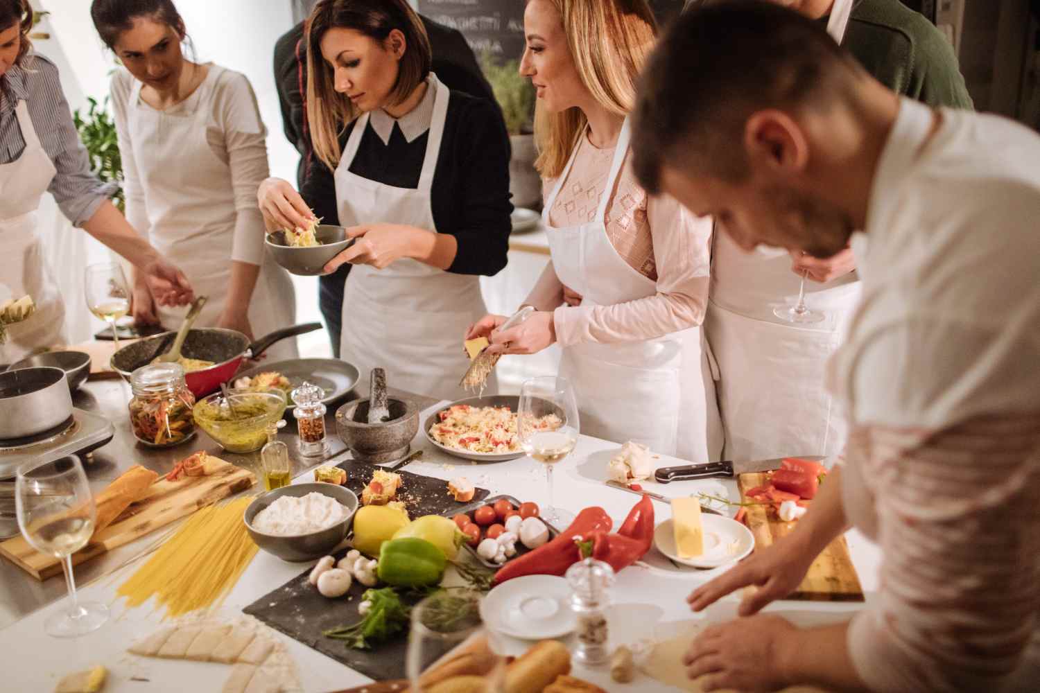 Imagen de unas personas participando en un curso de cocina