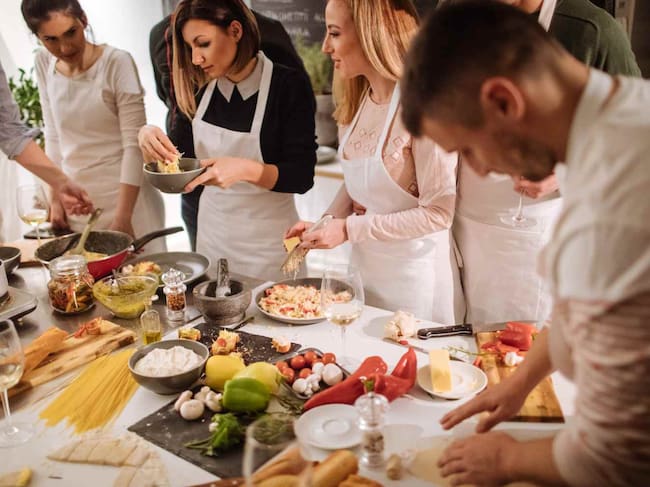 Imagen de unas personas participando en un curso de cocina
