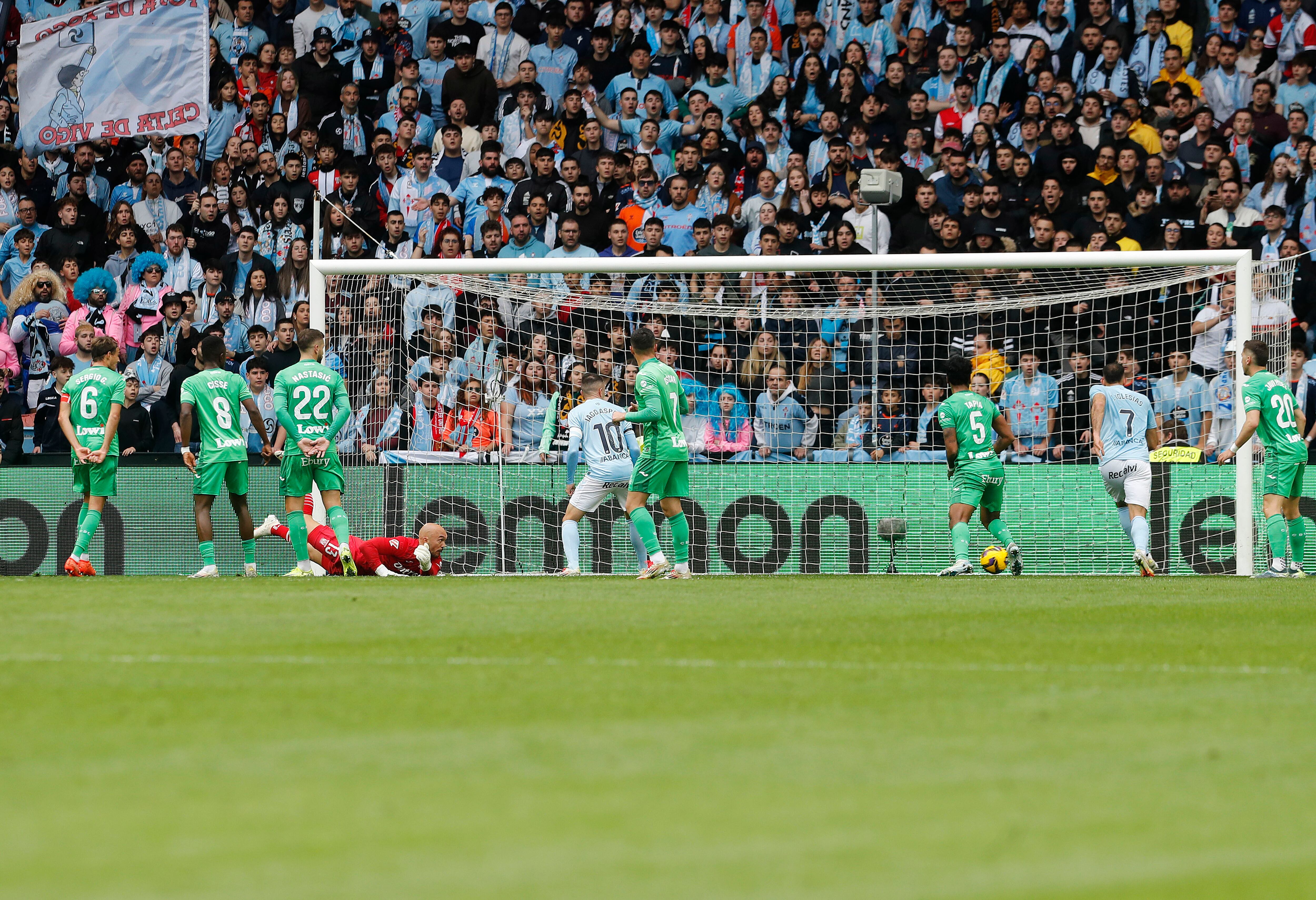 Vigo (Pontevedra), 08/03/2025.- Gol marcardo por el jugador del Celta de Vigo Óscar Mingueza durante el partido de Liga celebrado en el estadio Balaídos de Vigo. EFE/Salvador Sas
