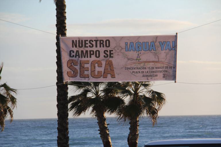 Pancara ubicada en la Playa de La Herradura anunciando la concentración de este jueves en Almuñécar