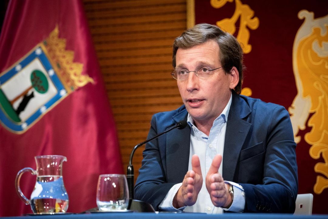 El alcalde de Madrid, José Luis Martínez-Almeida, durante la rueda de prensa al término de la Junta Extraordinaria en la que el Ayuntamiento de Madrid