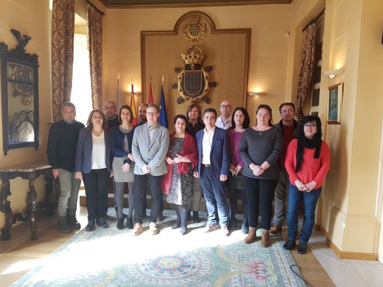 La alcaldesa de Segovia junto a varios alcaldes de la provincia. 