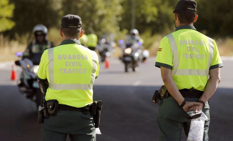 Dos agentes de la Guardia Civil que participan en la campaña de control del consumo de alcohol y drogas