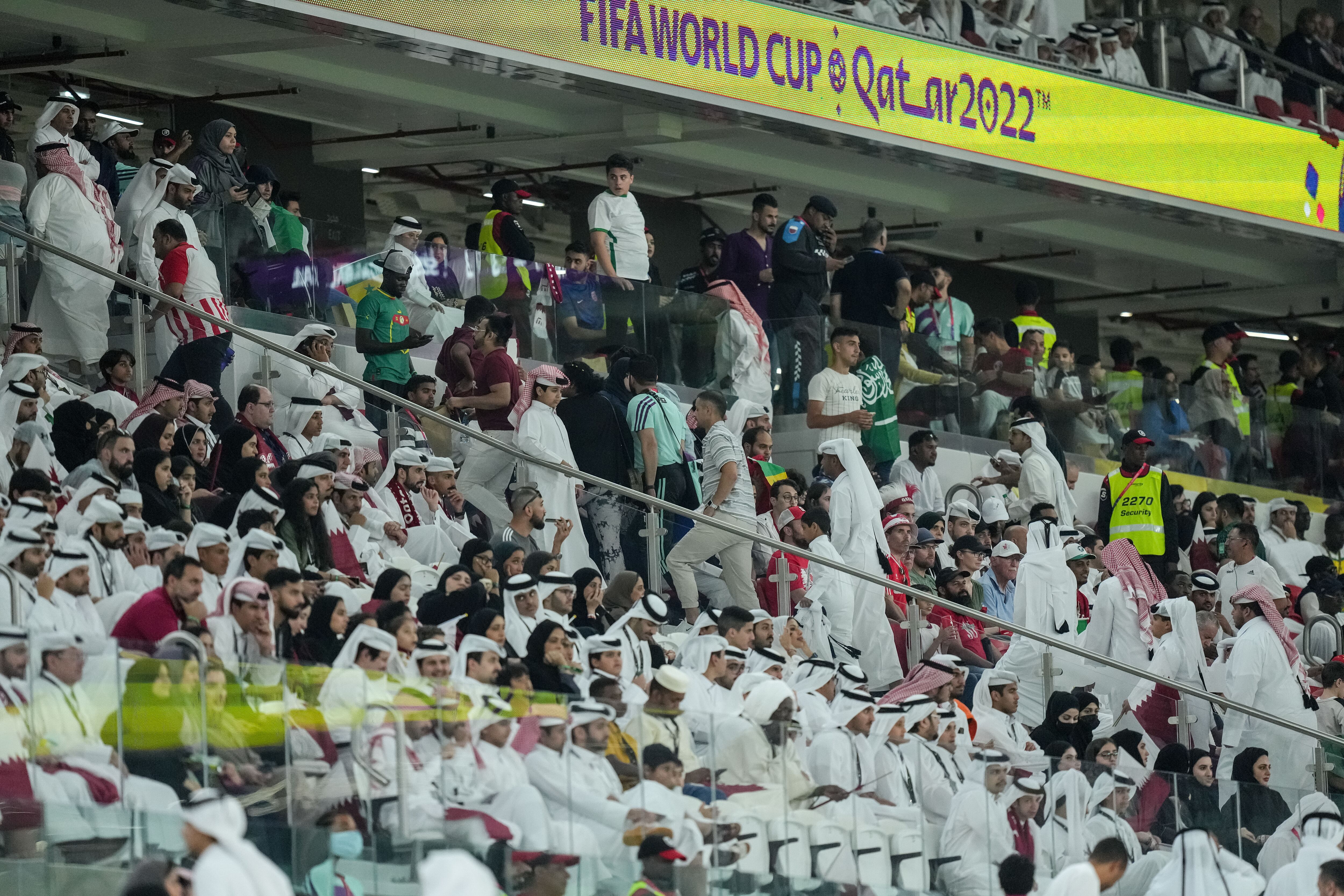 Los seguidores de Qatar abandonan el estadio.