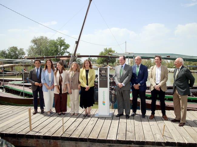 València apuesta por las barcas eléctricas en L’Albufera y firma con Iberdrola puntos de carga en El Palmar y en El Saler