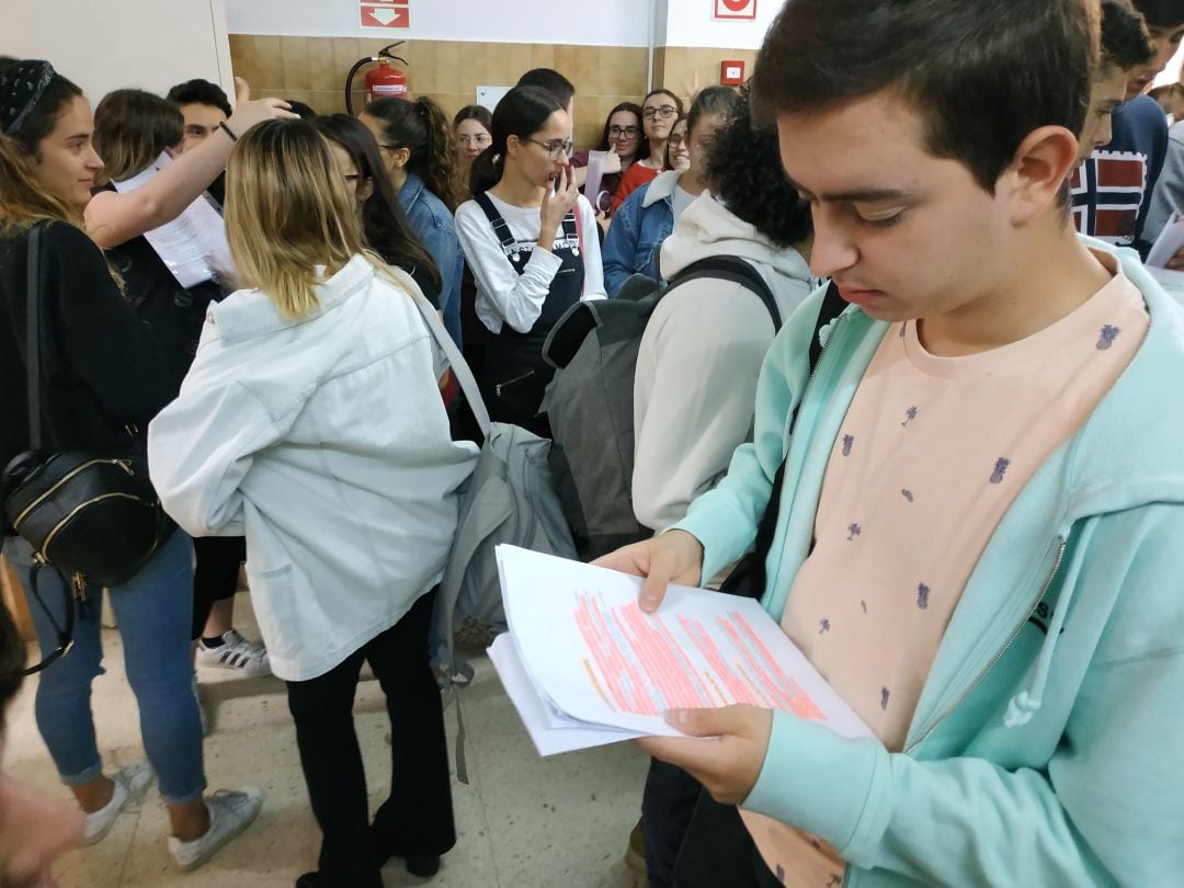 Un alumno repasa a la entrada de la sala de examen