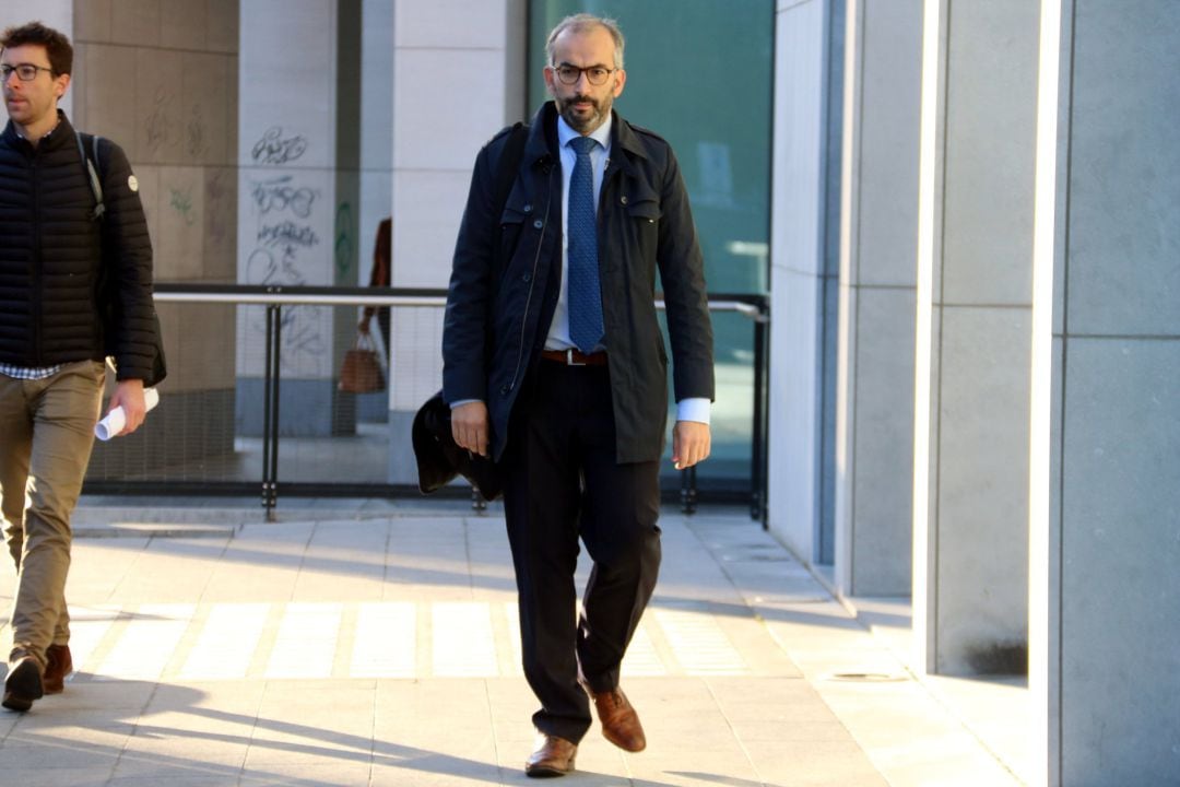 El abogado belga que defiende Pablo Llarena, Hakim Boularbah, llegando a los juzgados de primera instancia de Bruselas