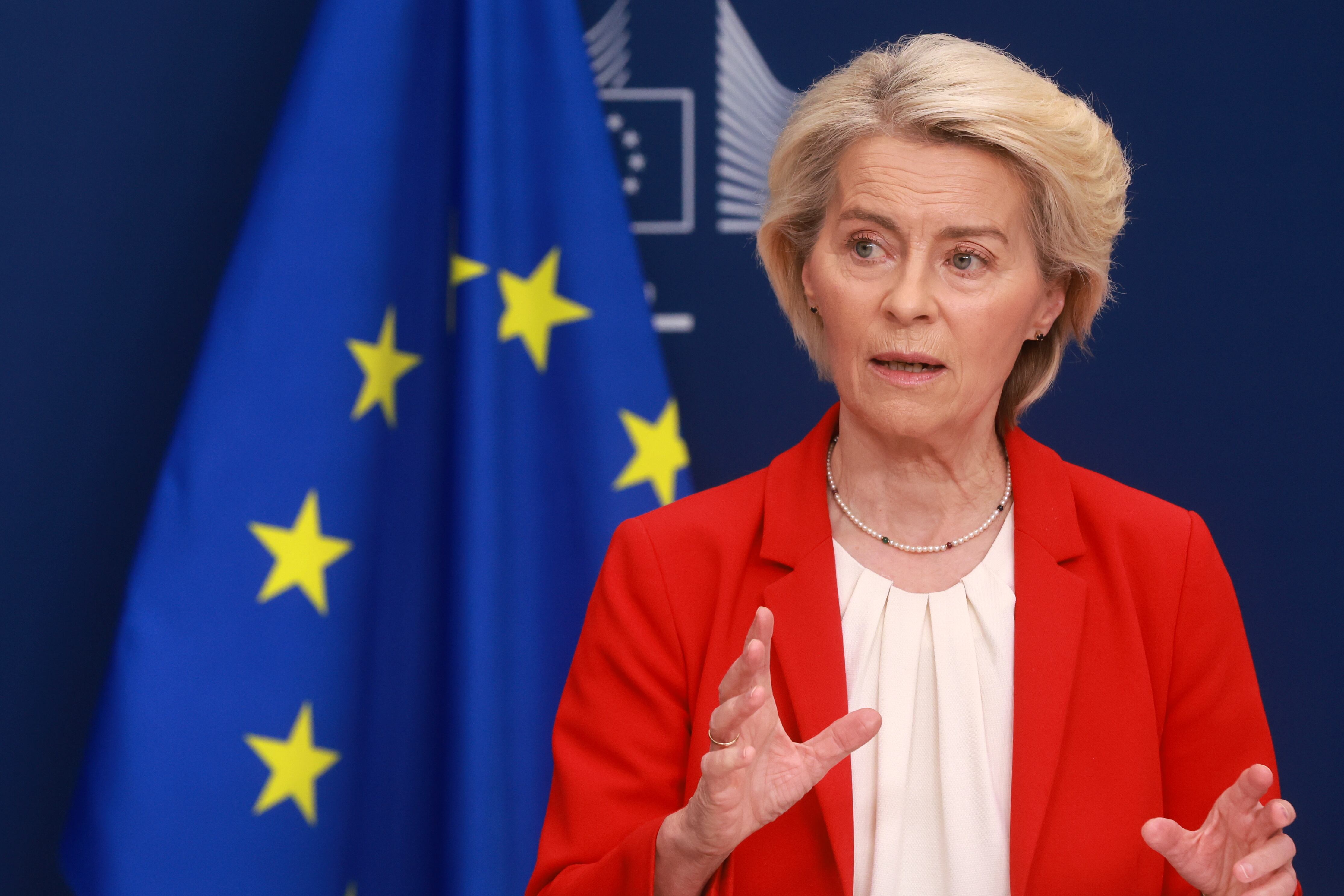 La presidenta de la Comisión Europea, Ursula von der Leyen, ofrece declaraciones a la prensa junto al secretario general de la OTAN, Mark Rutte, antes de la reunión semanal del Colegio de Comisarios en Bruselas, Bélgica, el 30 de septiembre de 2025.