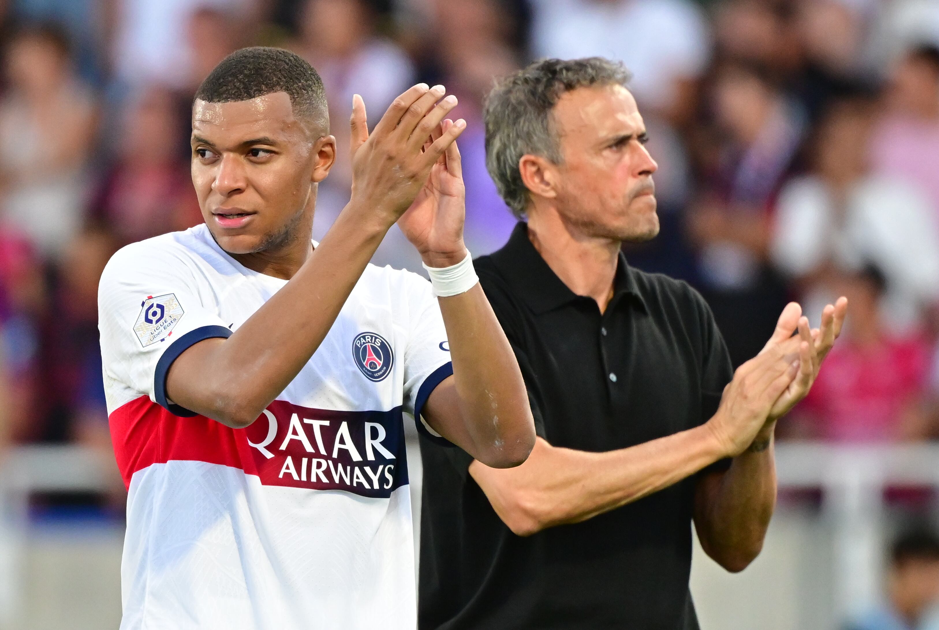 Kylian Mbappé junto a su técnico Luis Enrique tras un partido con el Paris Saint-Germain.(Photo by Christian Liewig - Corbis/Getty Images)