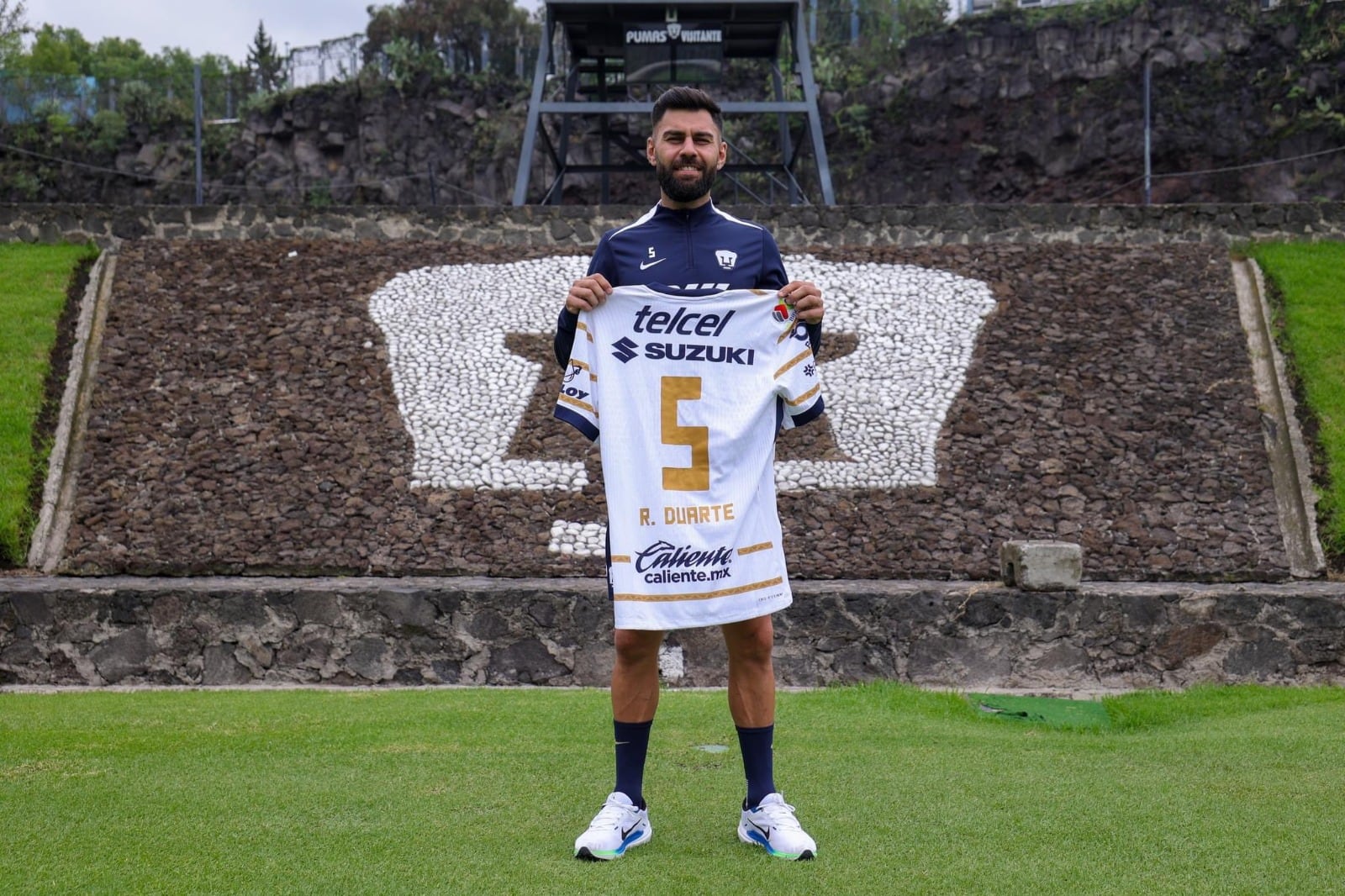 Rubén Duarte muestra la camiseta de Pumas.