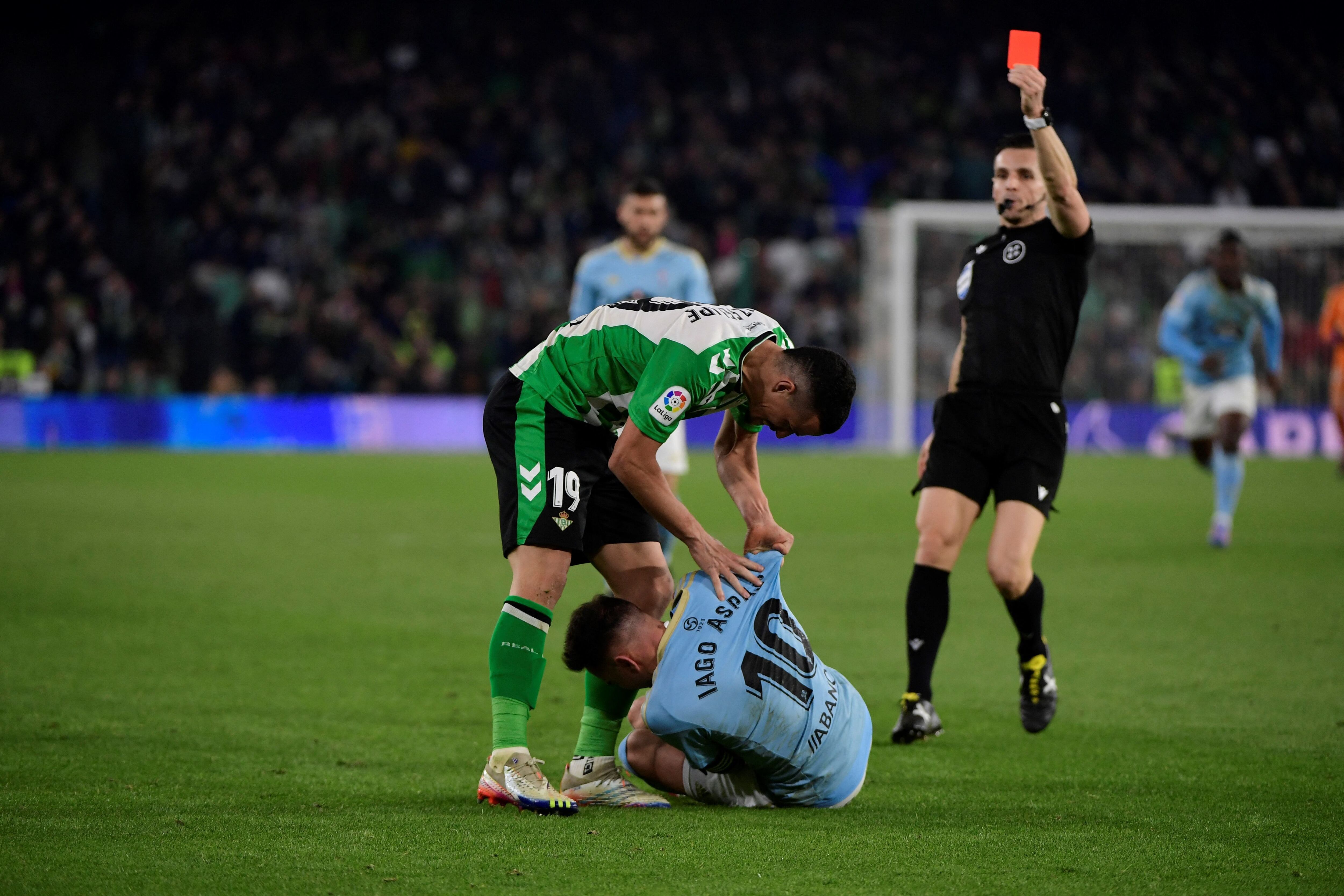 Luiz Felipe es expulsado ante el Celta de Vigo.