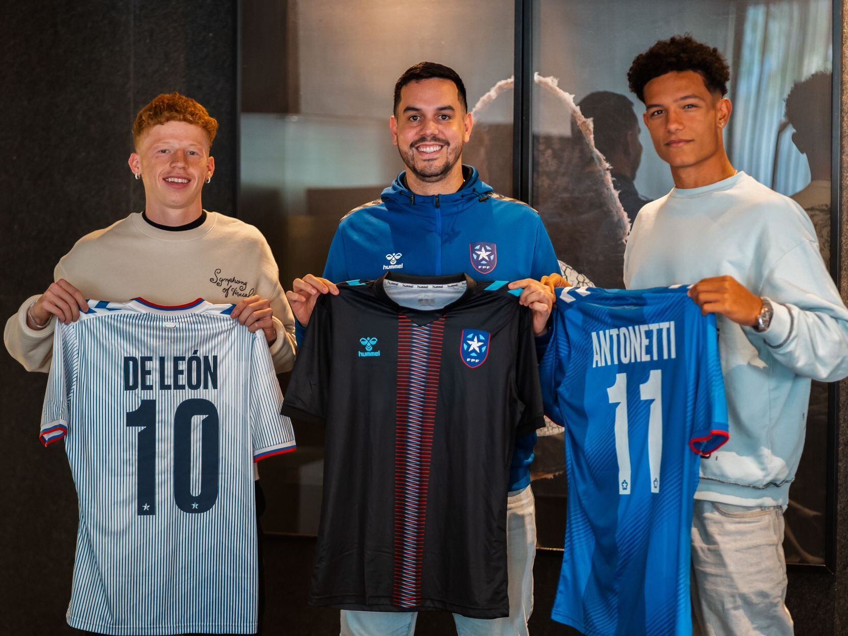 Jeremy de León, en la presentación de la camiseta de la Selección de Puerto Rico