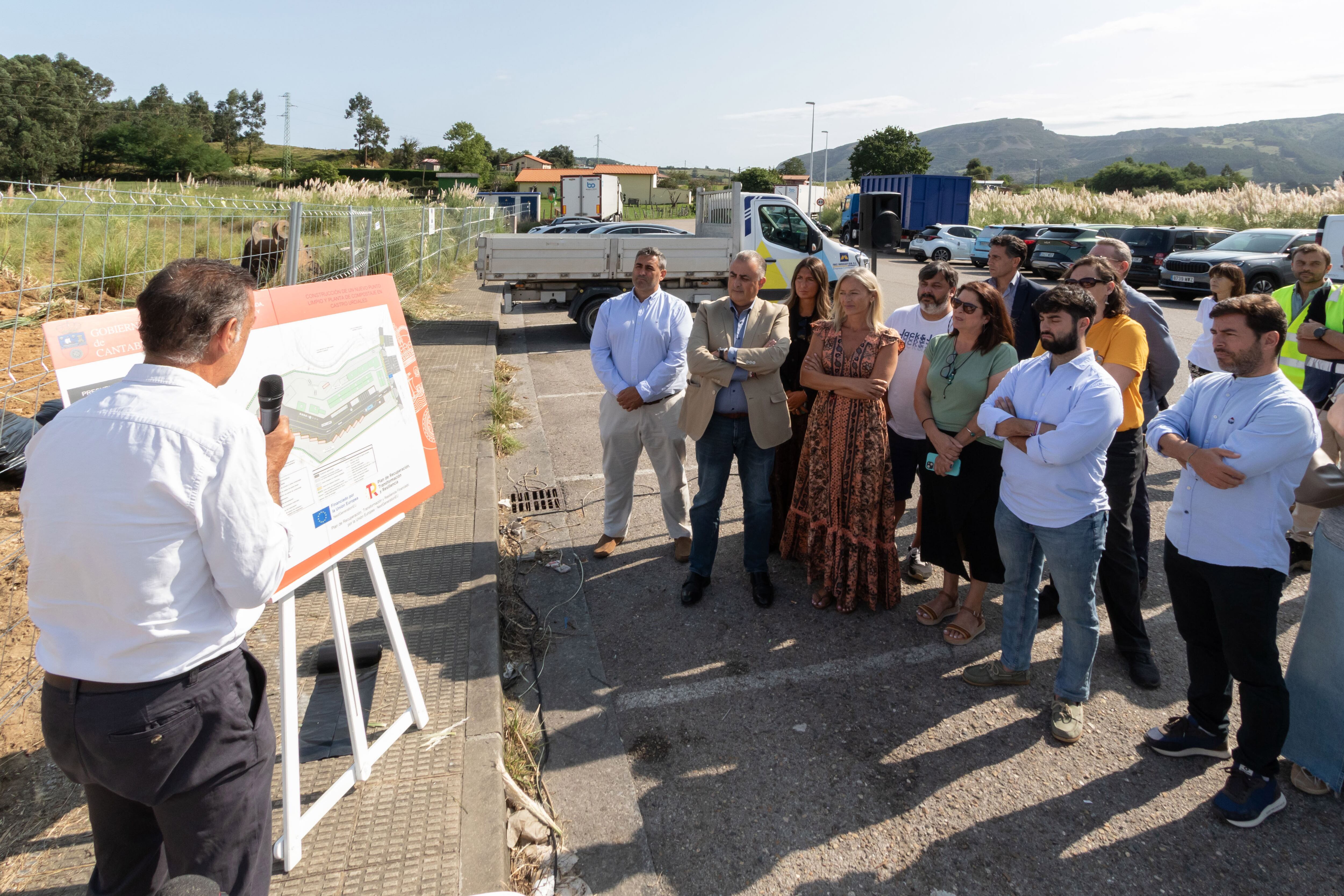 El consejero de Fomento, Vivienda, Ordenación del Territorio y Medio Ambiente, Roberto Media, acude al acto de colocación de la primera piedra del punto limpio de Castro. ©Patricia Pereda