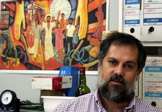 Javier Baeza, párroco de la iglesia madrileña de San Carlos Borromeo, en su despacho.