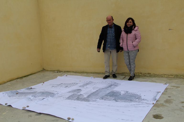 Pablo Arévalo y Nuria Fernández ante la imagen de una de las litografías que se plasmarán en las paredes que les rodean.