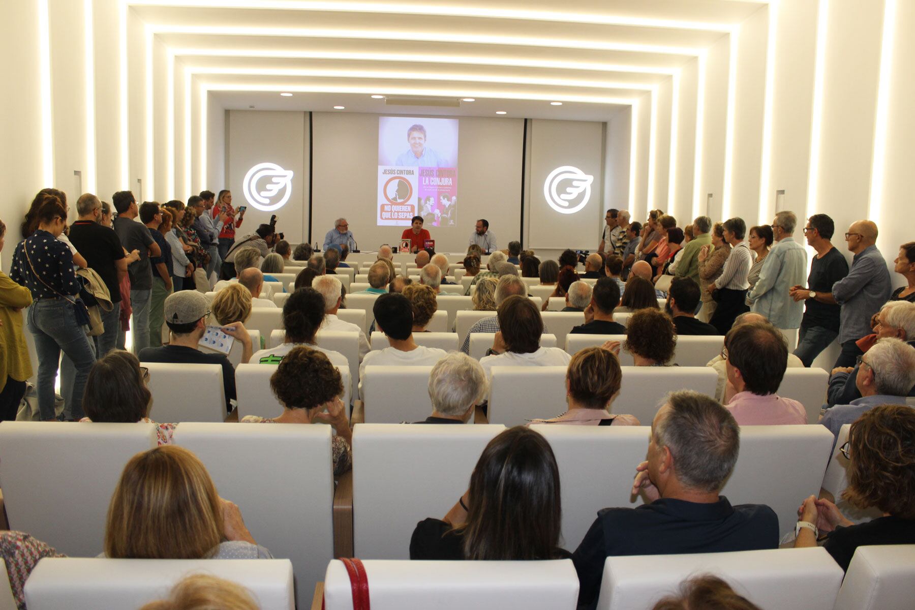 El auditorio de Fundación Mutua Levante se ha quedado pequeño para este acto