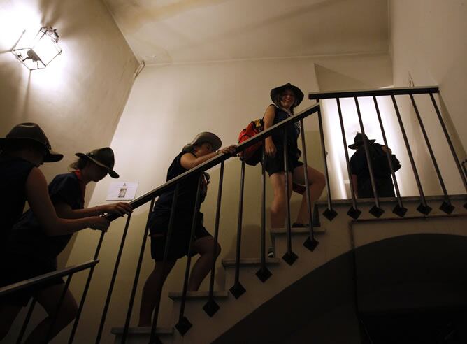 un grupo de peregrinos visita la iglesia de San Isidro