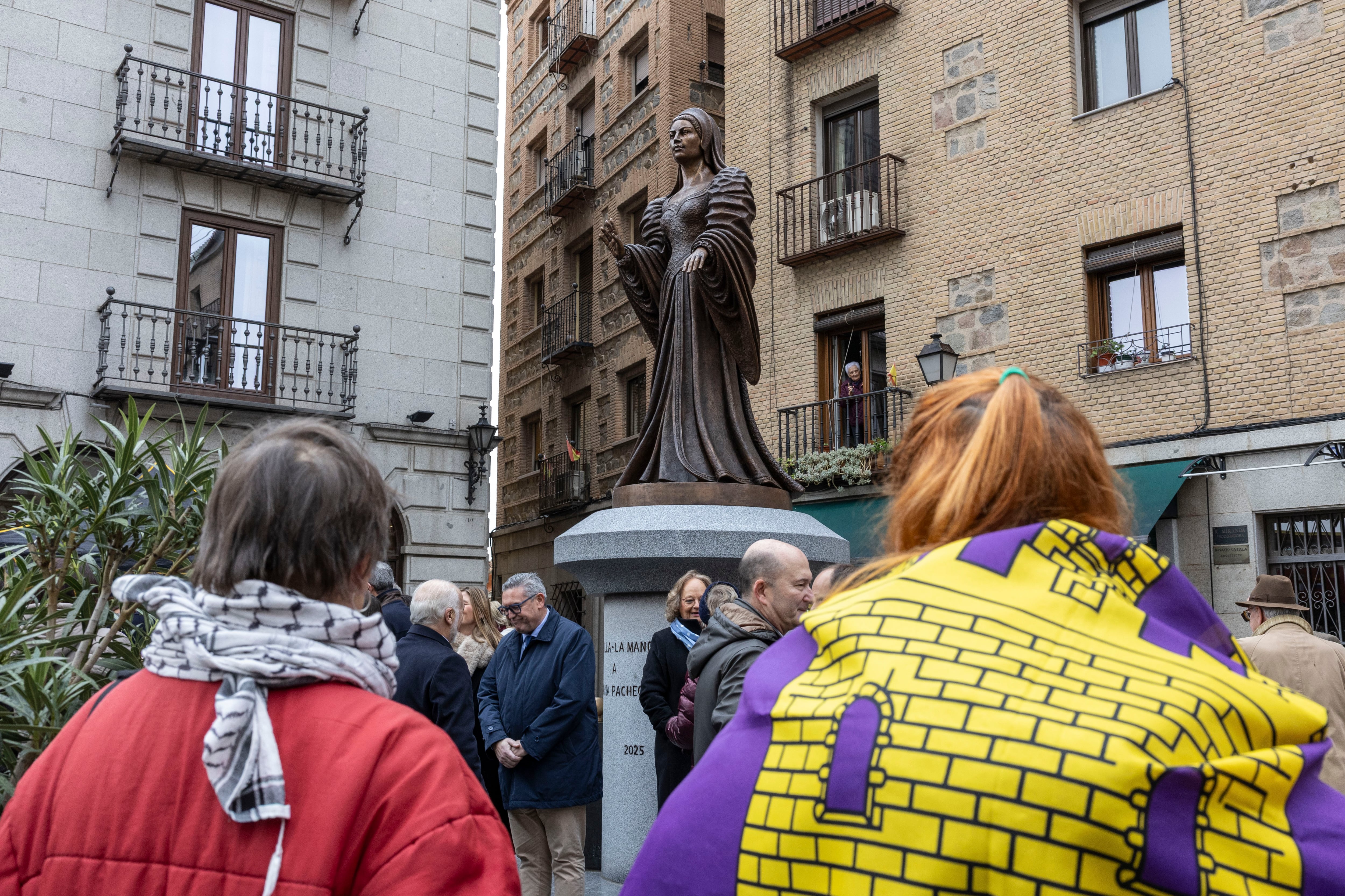 TOLEDO, 02/12/2025.- La líder comunera y esposa de Juan de Padilla, María Pacheco, ya tiene una escultura conmemorativa frente al Alcázar de Toledo, donde resistió nueve meses el asedio de las tropas de Carlos I tras la sublevación de las Comunidades de Castilla, que se ha inaugurado este martes. EFE/Ángeles Visdómine