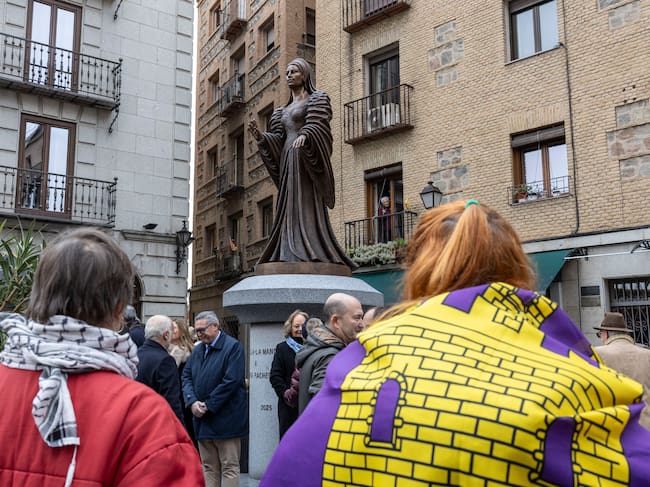 TOLEDO, 02/12/2025.- La líder comunera y esposa de Juan de Padilla, María Pacheco, ya tiene una escultura conmemorativa frente al Alcázar de Toledo, donde resistió nueve meses el asedio de las tropas de Carlos I tras la sublevación de las Comunidades de Castilla, que se ha inaugurado este martes. EFE/Ángeles Visdómine