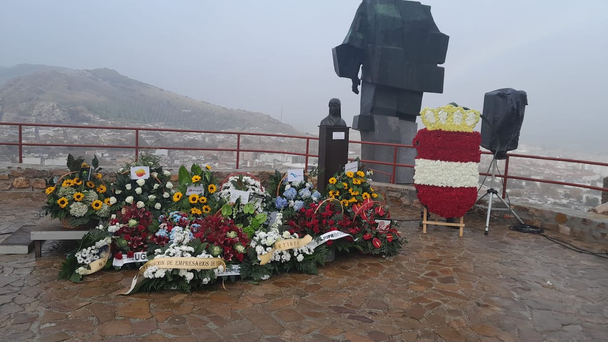 Ni la lluvia ni el viento empañan el homenaje de Puertollano a sus mineros... y también a sus mineras