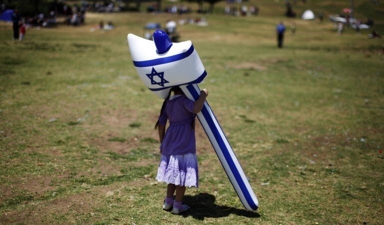 Una niña israelí juega con un martillo hinchable en un parque de Jerusalén durante el Día de la Independencia, en abril de 2012.