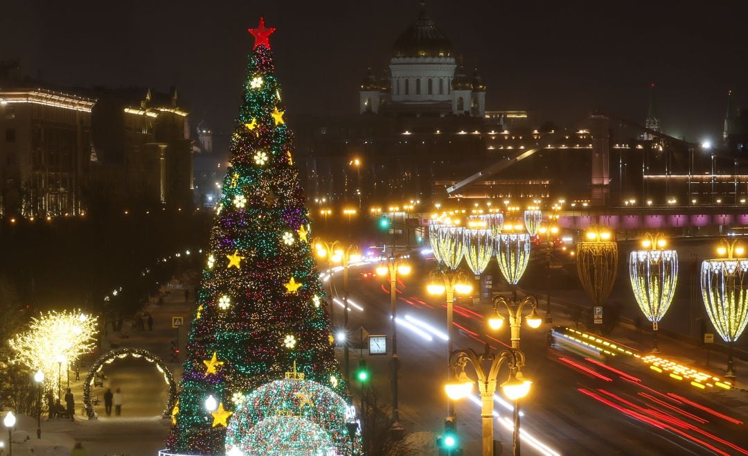 La ciudad de Moscú iluminada por Navidad.