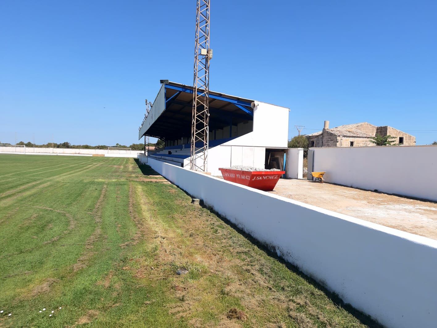 El camp de futbol de Bintaufa  és l'únic que encara és de gespa natural a Menorca.