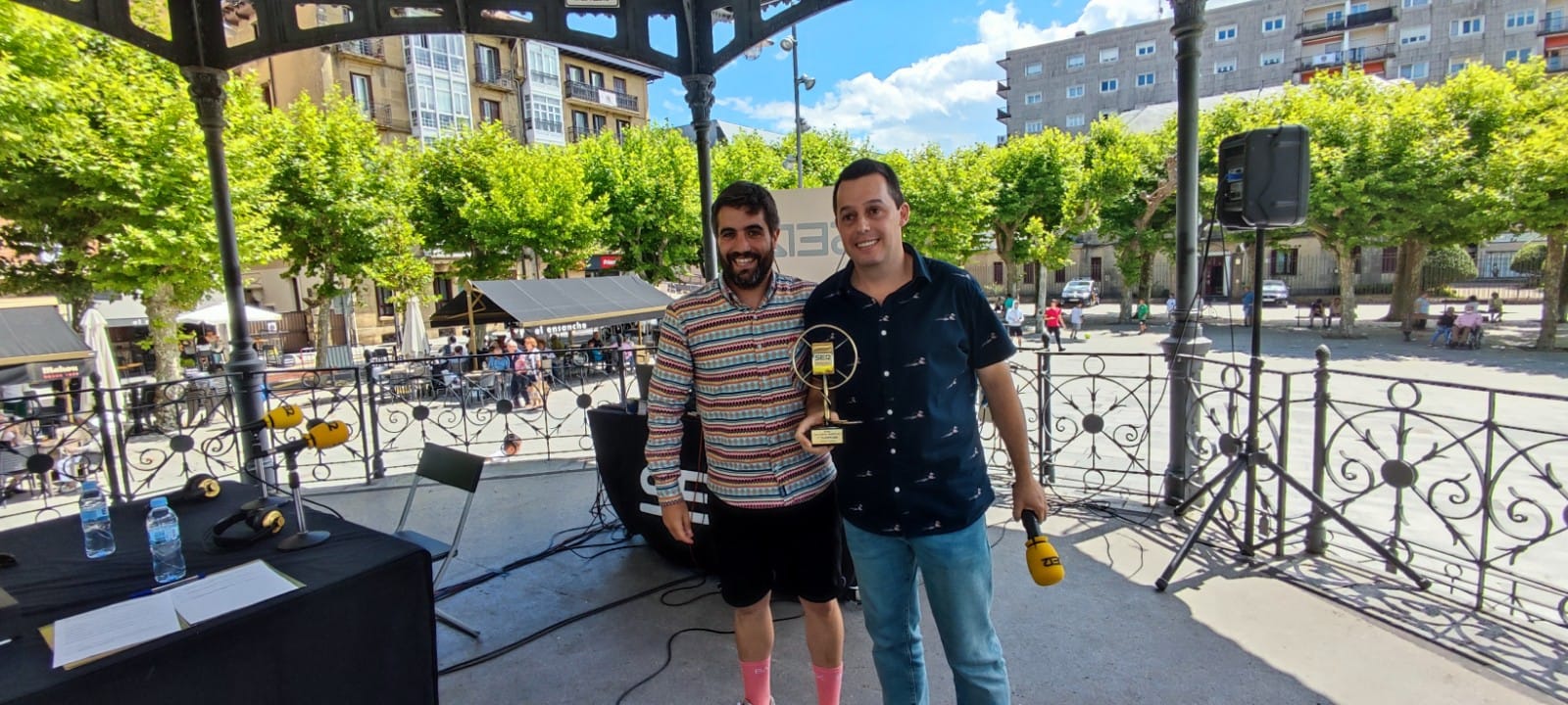 Cuétara recoge su premio de la mando del Concejal de deportes de Irún, Borja Olazabal