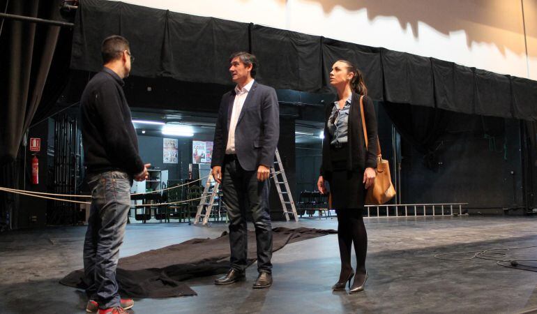 El alcalde durante su visita al Centro Cultural.