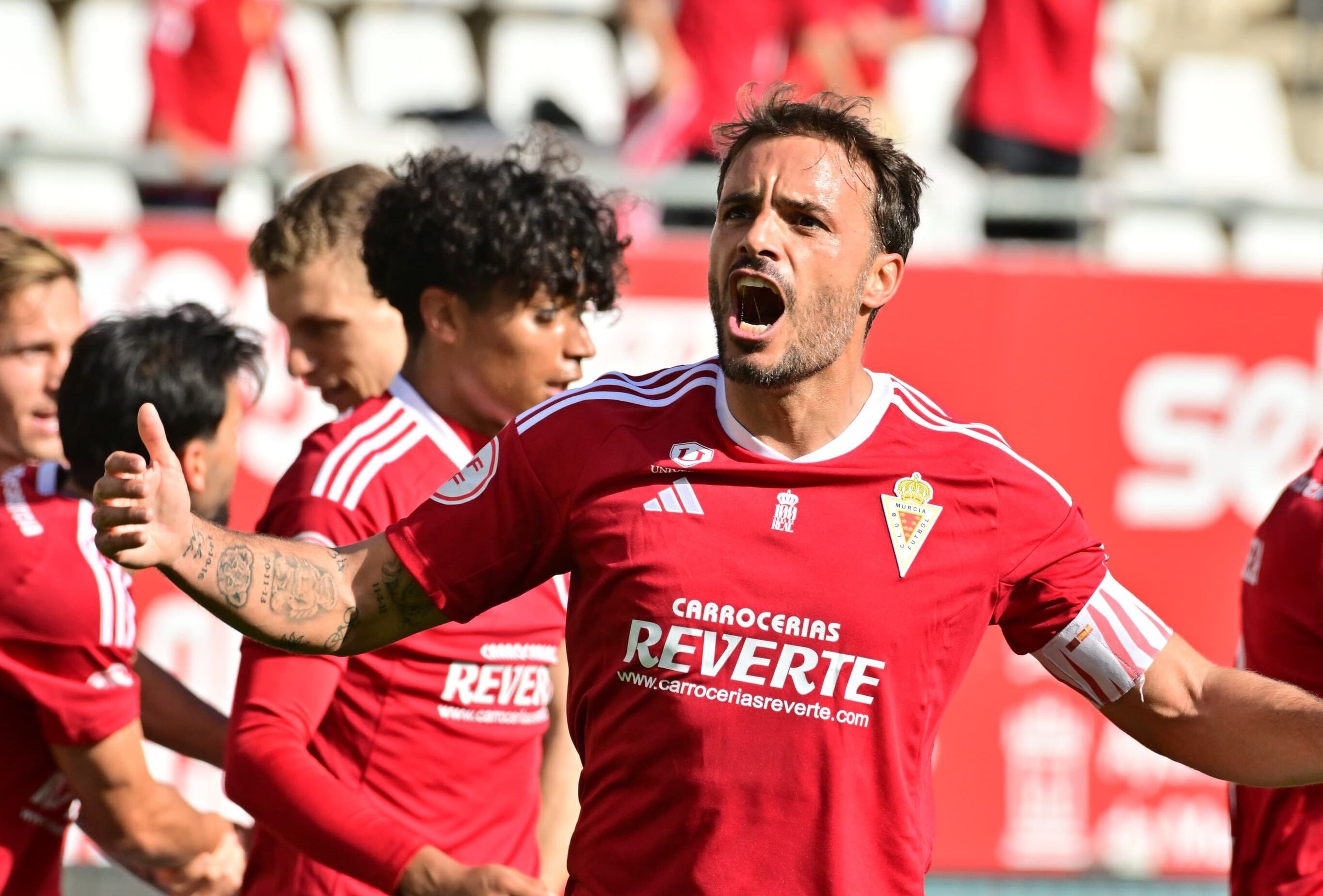 Pedro León celebrando el segundo gol de Real Murcia