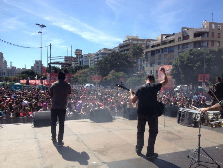 La banda Eclipse Reagge durante su actuación en el escenario de la Avenida de Anaga. 