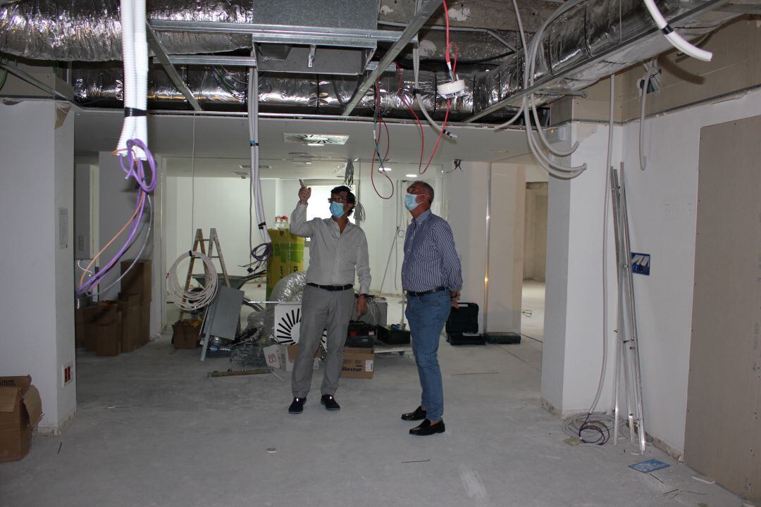 El gerente de asistencia sanitaria Jorge Elízaga junto al delegado José Mazarías durante la visita a las obras en el Hospital General
