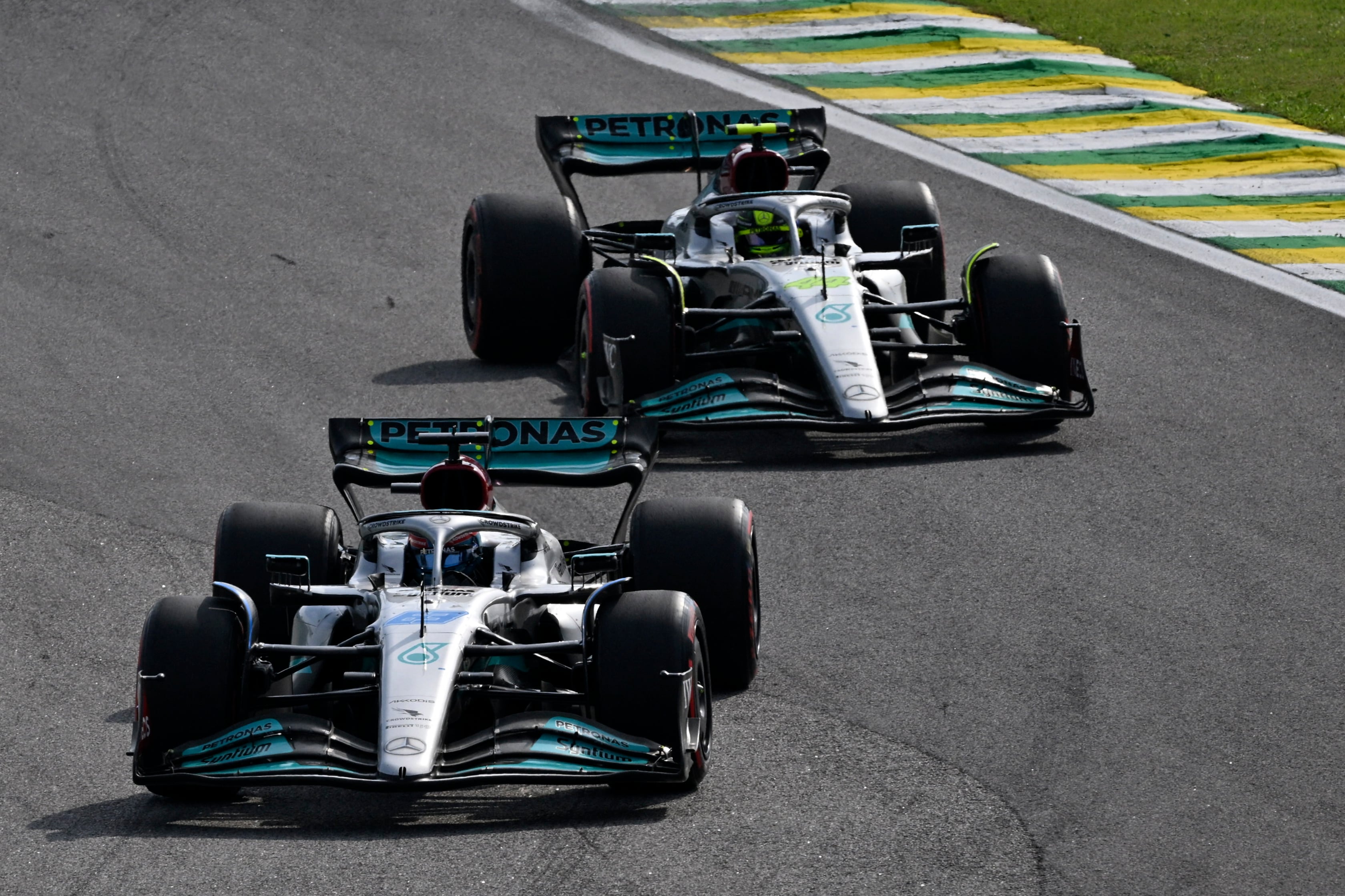 George Russell y Lewis Hamilton en el GP de Brasil