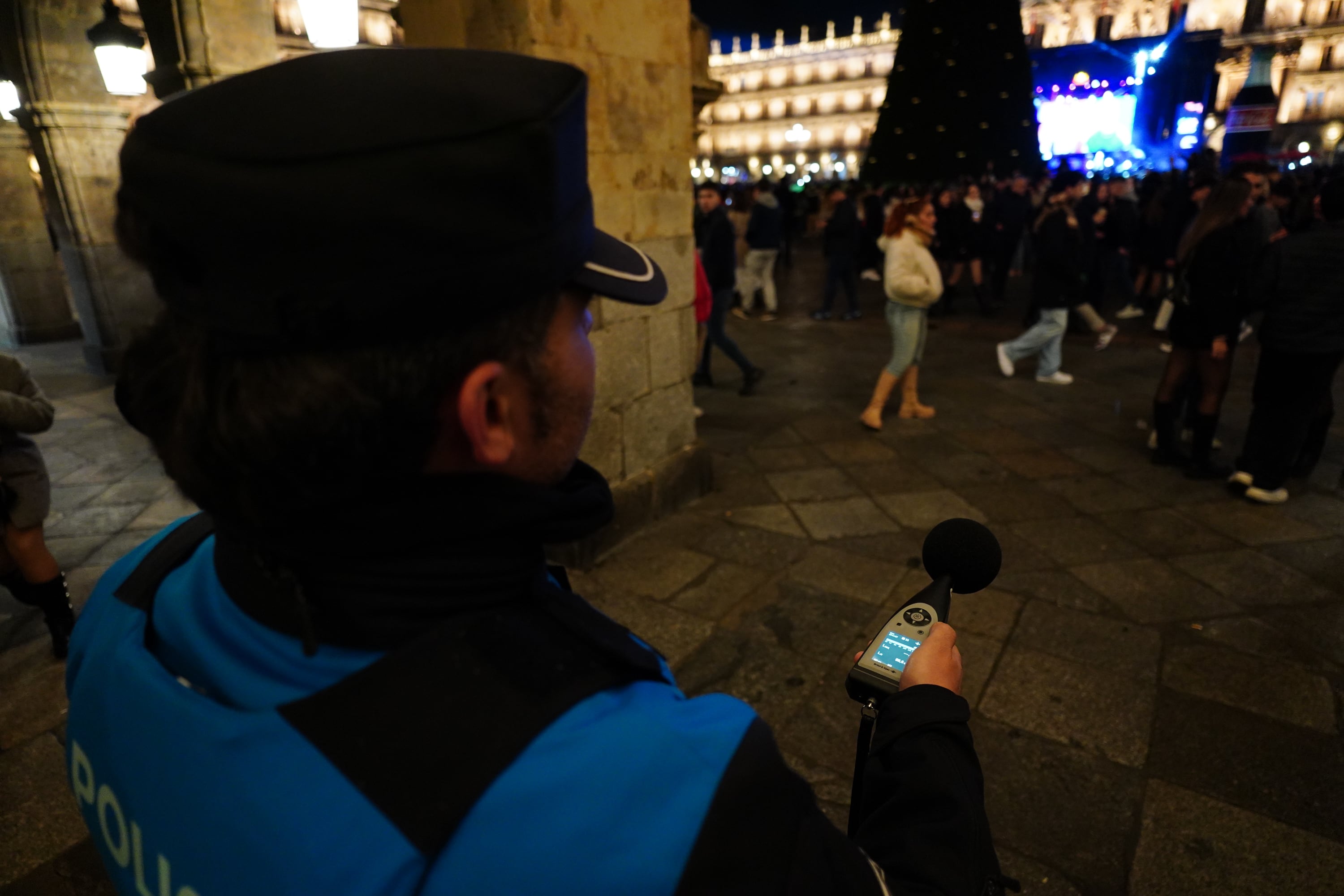 Un policía mide una Zona Acústicamente Saturada. Fuente: Getty IMages