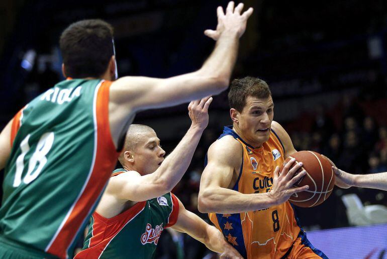 GRA124 SEVILLA, 01/02/2015.- Woodside (c) y Oriola (i), del CB Sevilla, y Nedovic (d), del Valencia Basket, durante el partido de la decimonovena jornada de la fase regular de la Liga Acb que disputaron hoy en el Palacio de Los Deportes de Sevilla. EFE/Julio Muñoz