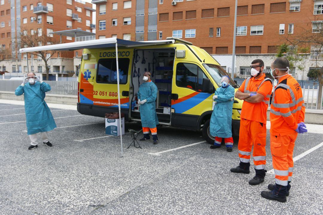 Dispositivo sanitario de la prueba test del PCR para detectar la infección por coronavirus a los pacientes desde su coche