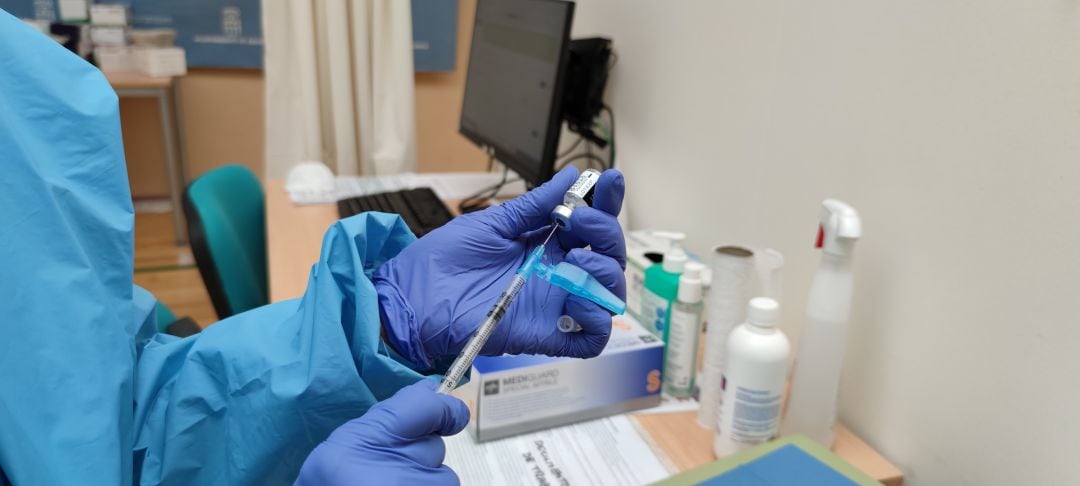 Enfermera prepara una dosis de la vacuna contra la Covid-19