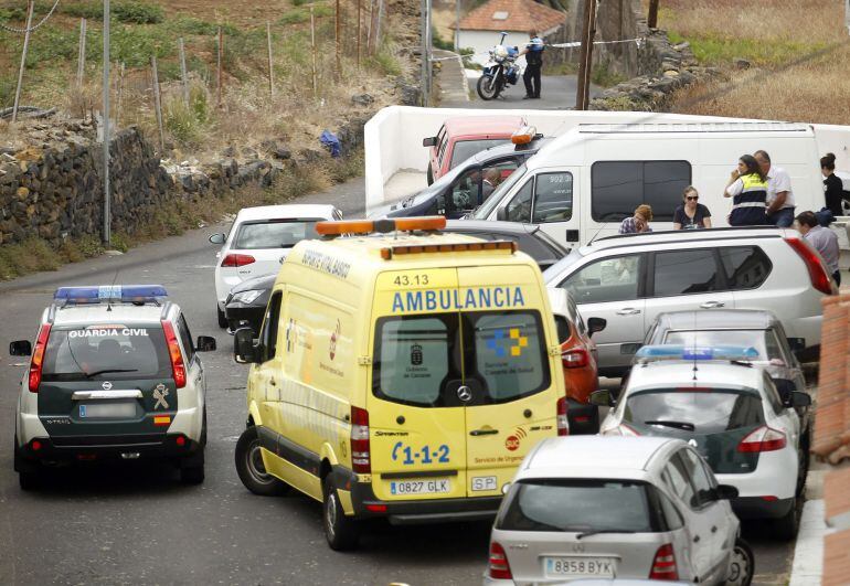 Agentes de la Policía Judicial de la Guardia Civil en la casa de La Orotava donde tuvo lugar el crimen. 