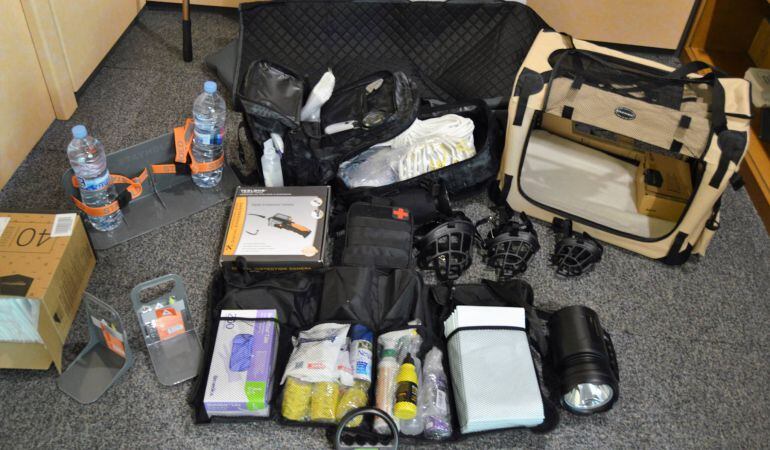 Un matrimonio, que quiere permanecer en el anonimato, ha donado este kits de cuidados para los animales al equipo Antón.